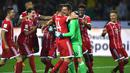 Para pemain Bayern Munchen merayakan kemenangan atas Dortmund pada laga Piala Super Jerman di Stadion Signal Iduna Park, Dortmund, Sabtu (5/8/2017). Munchen menang adu penalti 5-4 atas Dortmund. (AFP/Patrik Stollarz)