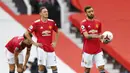 Gelandang Manchester United, Bruno Fernandes, tampak lesu usai ditaklukkan Tottenham Hotspur pada laga Liga Inggris di Stadion Old Trafford, Minggu (4/10/2020). Tottenham menang dengan skor 6-1. (Alex Livesey/Pool via AP)