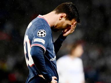 Pemandangan aneh terjadi pada Lionel Messi. Meski berstatus megabintang dan pemain terbaik dunia namun La Pulga tak lepas dari cemoohan dari fans PSG yang kecewa lantaran klub kesayangannya gagal bersaing di Liga Champions. (AFP/Frank Fife)