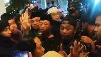 Sejumlah anggota GP Ansor meringsek masuk untuk membubarkan pengajian yang menghadirkan Ustaz Syafiq Riza Basalamah di Masjid Assalam, Kecamatan Gunung Anyar, Kota Surabaya. (Istimewa)