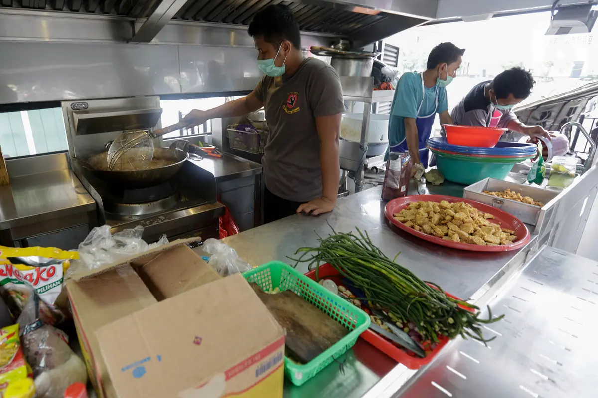 TNI Polri dirikan dapur umum dan distribusikan makanan gratis selama Pandemi Covid-19.