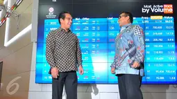 Samsul Hidayat berbincang dengan Novrihandri saat pencatatan obligasi dan sukuk, Jakarta, Senin (28/11). Penerbitan obligasi dan sukuk merupakan upaya perseroan memenuhi pendanaan sebesar Rp 25 triliun hingga tahun 2020. (Liputan6.com/Angga Yuniar)