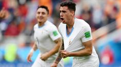 Bek Uruguay, Jose Gimenez, melakukan selebrasi usai mencetak gol ke gawang Mesir pada laga Piala Dunia di Stadion Ekaterinburg, Jumat (15/6/2018). Uruguay menang 1-0 atas Mesir. (AFP/Jorge Guerreo)