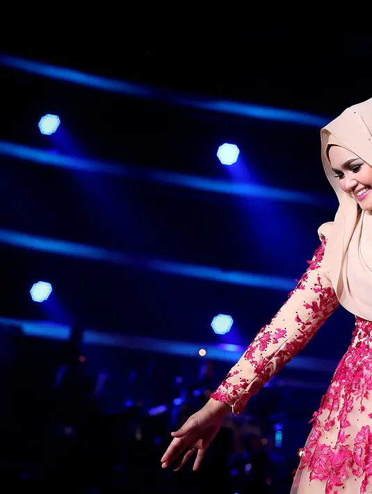 "Hadiah ulang tahun itu suami berada di sisi walau pun Siti harus bekerja. Tetap ada hadiahnya untuk Siti, tapi tak perlu diceritakan," tandas Siti Nurhaliza. (Andy Masela/Bintang.com)