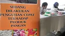 Petugas BPOM melakukan pengecekan makanan yang mengandung zat atau bahan berbahaya, Jakarta, Rabu (14/6). BPOM menguji makanan di pasar swalayan untuk mengantisipasi adanya makanan yang mengandung bahan kimia berbahaya. (Liputan6.com/Yoppy Renato)