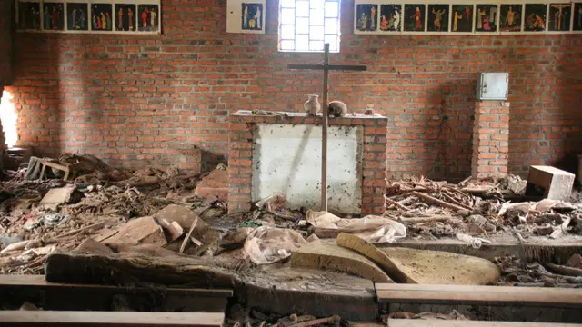 Gereja Ntrama, tempat berlindung Etnis Tutsi selama Genosida Rwanda 1994, namun dibom oleh pasukan Hutu bersama orang-orang di dalamnya  (Scott Chachon / Ntarama Church Affairr / Wikimedia)