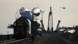 Sebuah helikopter melintasi lokasi peluncuran pesawat ruang angkasa Soyuz TMA-14M di Baikonur Cosmodrome, Kazakhstan, (23/9/2014). (REUTERS/Shamil Zhumatov)