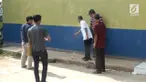 Polsek Cibadak sukabumi, Jawa Barat menggelar olah TKP tewasnya anak SD usai berkelahi dengan temannya di sekolah.  