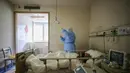 Staf medis memeriksa obat-obatan yang digunakan pada pasien  terinfeksi virus corona COVID-19 di Rumah Sakit Palang Merah di Wuhan di provinsi Hubei, China (11/3/2020). (AFP/STR)