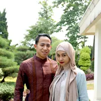 Poppy Bunga yang didampingi suami Riphat mengatakan rumah yang akan dijadikan tempat tinggal harus luas dan punya taman untuk bersantai terletak di kota atau di pinggir kota yang aksesnya lancar ke mana-mana. (Andy Masela/Bintang.com)