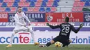 Bola rebound dari tendangan penalti yang gagal dilakukan oleh Zlatan Ibrahimovic langsung disambar Ante Rebic dengan tembakan kaki kanan. (Foto: AP/LaPresse/Spada)