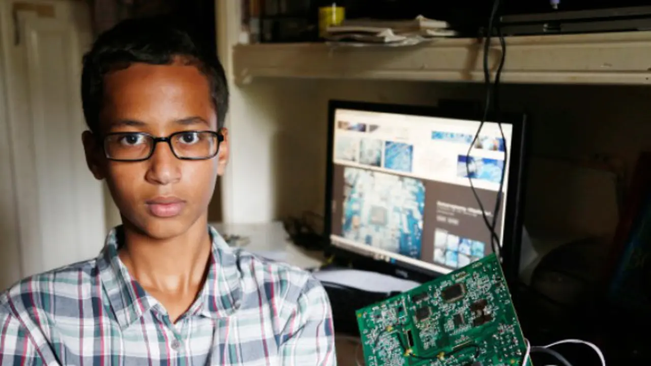 Kamu Boleh Iri, Ini yang Diberikan Microsoft Pada Ahmed Mohamed