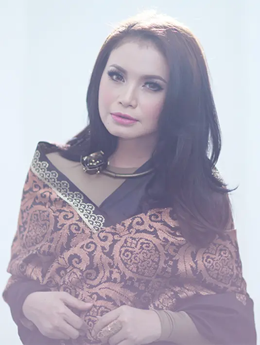 Sebagai warga Negara Indonesia, Rossa ikut menyemarakan hari Batik Nasional yang jatuh pada hari ini, 2 Oktober 2017. Mengunggah foto di akun Facebooknya, Rossa tampak begitu cantik mengenakan Batik. (Facebook/Rossaofficial)