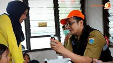 Petugas kesehatan di Cengkareng memberikan keterangan cara pemakaian obat kepada warga (Liputan6.com/Faisal R Syam)
