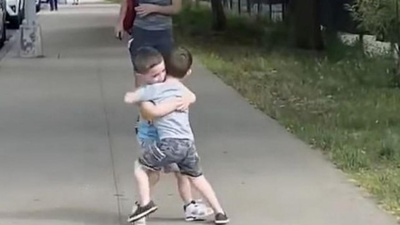 3 Bulan Berpisah karena Lockdown, Ini Momen Menggemaskan Bocah Bertemu Sahabatnya Kembali