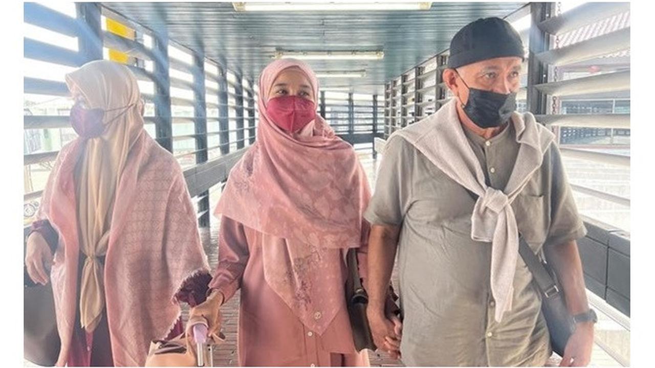 6 Potret Laudya Cynthia Bella Digandeng Ayah Bikin Baper, Liburan Bareng ke Banjarmasin