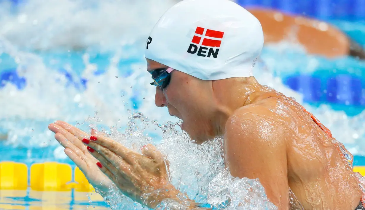 Atlet wanita Denmark, Rikke Moller Pedersen  beraksi dalam  lomba renang wanita 100 m gaya dada di Aquatics World Champions, Kazan, Rusia, Senin (3/8/2015). Kejuaraan Aquatics Dunia ini diadakan setiap dua tahun sekali. (REUTERS/Hannibal Hanschke)  