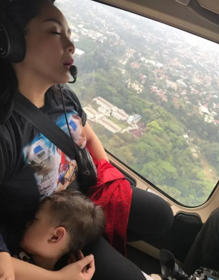Nagita Slavina tertidur di dalam pesawat. (Instagram/raffinagita1717)