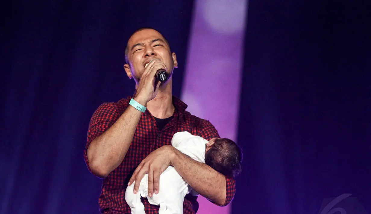 Dalam acara Syukuran Salam 3 Jari itu, Marcell menyanyikan lagu Bahasa Kalbu yang pernah dipopulerkan Titi DJ, Jakarta, (20/10/14). (Liputan6.com/Faizal Fanani)