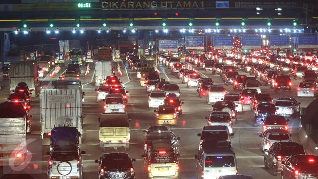 20160701-Volume Kendaraan di Gerbang Tol Cikarang Utama Naik 50 Persen-Jawa Barat