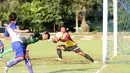 Pemain PS TNI, Tambun Naibaho mencoba menceatk gol dengan sundulan ke gawang Uni Papua pada laga uji coba di Mako Kostrad, Cilodong, Jawa Barat, (14/7/2016). PS TNI menang 8-1. (Bola.com/Nicklas Hanoatubun)