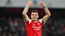 Pemain Arsenal, Granit Xhaka, melakukan selebrasi setelah mencetak gol ke gawang Manchester United  pada laga Liga Inggris di Stadion Emirates (22/1/2023). Granit Xhaka merupakan pemain penting di lini tengah Arsenal. Namun, gelandang asal Swiss itu berpotensi dijual jika situasi kontraknya yang akan berakhir pada musim panas 2024 masih belum jelas. (AFP/Glyn Kirk)