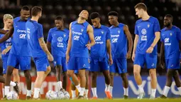 Pemain Prancis Kylian Mbappe (tengah) bersama rekan setimnya menghadiri sesi latihan di Stadion Jassim Bin Hamad, Doha, Qatar, 28 November 2022. Prancis akan melawan Tunisia di Piala Dunia pada 30 November 2022. (AP Photo/Christophe Ena)