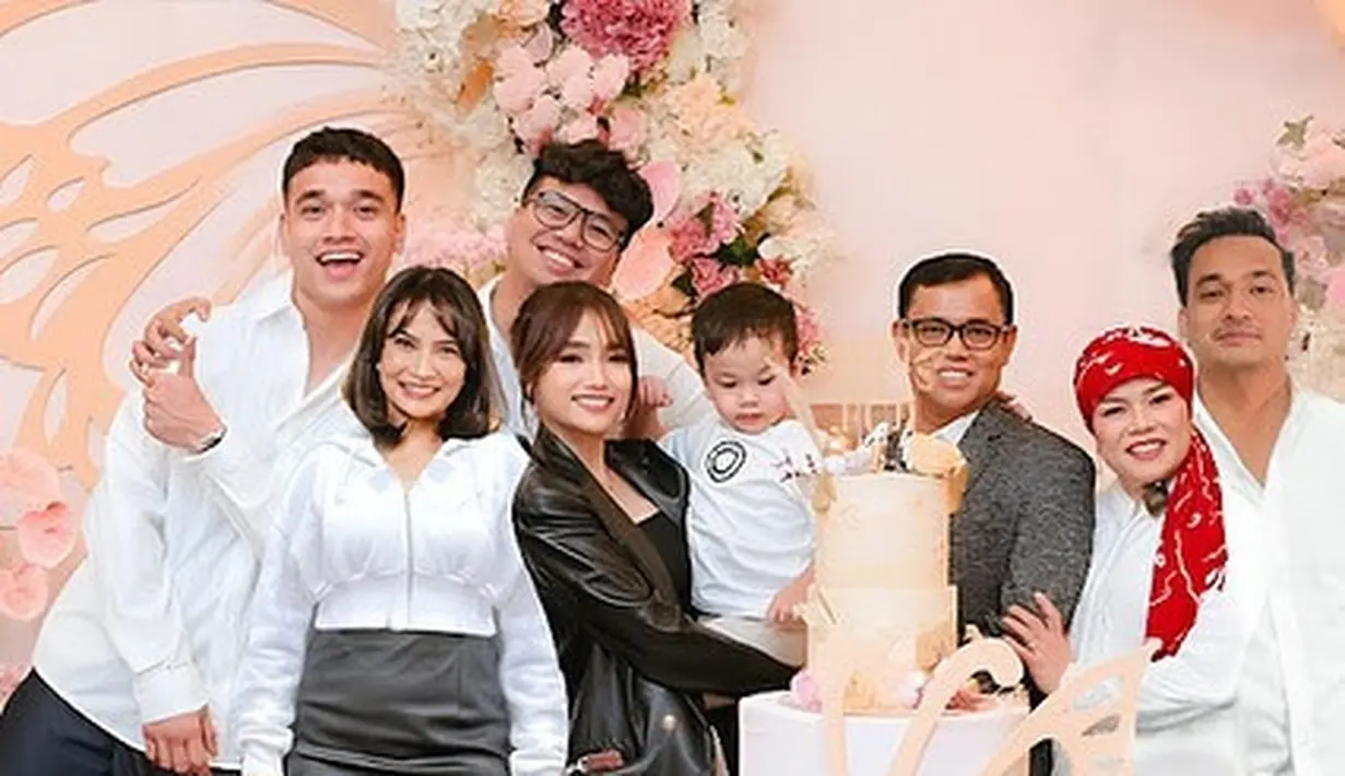 Hampir batal, berikut potret kemeriaahan ulang tahun Fujianti Utami Putri atau Fuji An di ulang tahun ke-21. Ulang tahun dirayakan secara intimate bersama keluarga dan sahabat dekat. Berikut beberapa potretnya. [Instagram/fuji_an]