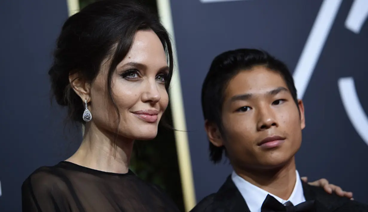 Nama Angelina Jolie tak pernah lepas dari perhatian publik. Bukan soal proses cerainya dengan Brad Pitt, kali ini Jolie hadir di Golden Globe 2018 bersama anaknya, Pax. (AFP/Valerie Macon)