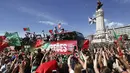 Para pemain Portugal memberikan salam kepada fans saat melintas dekat Marquis of Pombal square di Lisbon, Portugal, (11/7/2016). (EPA/Nuno Veiga)