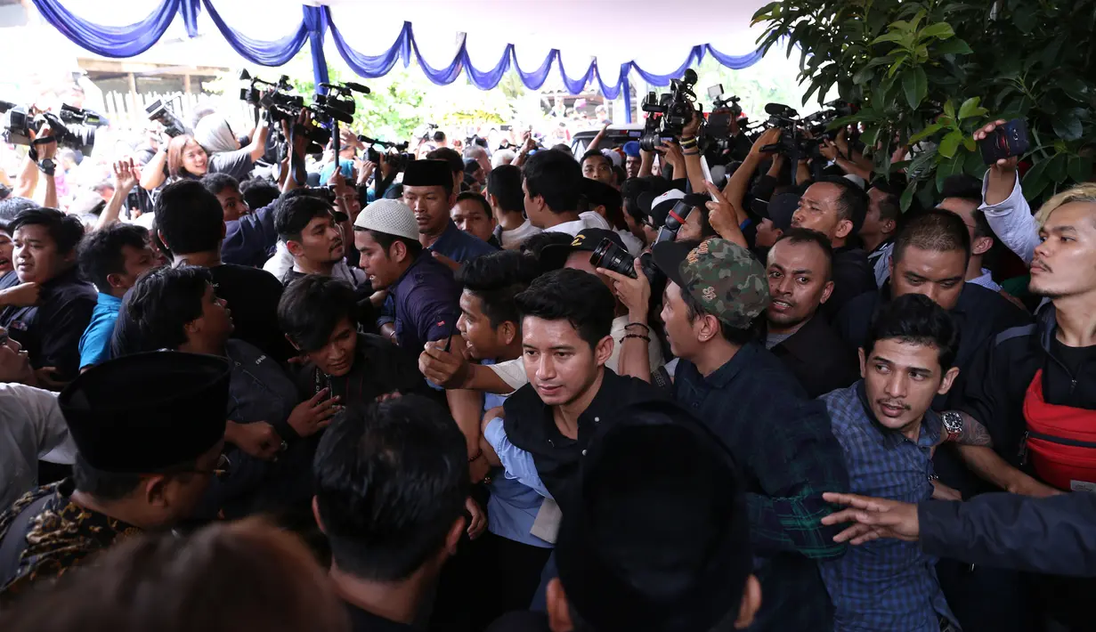 Semua orang berdesakan saat jenazah Olga Syahputra datang. Teman dekat, termasuk Chand Kelvin ikut terlihat di antara para pelayat.