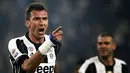 Sepak pojok Pjanic berhasil diteruskan sundulan Mario Mandzukic yang menggetarkan jala tim tamu menambah keunggulan Juventus. (AFP/Marco Bertorello)