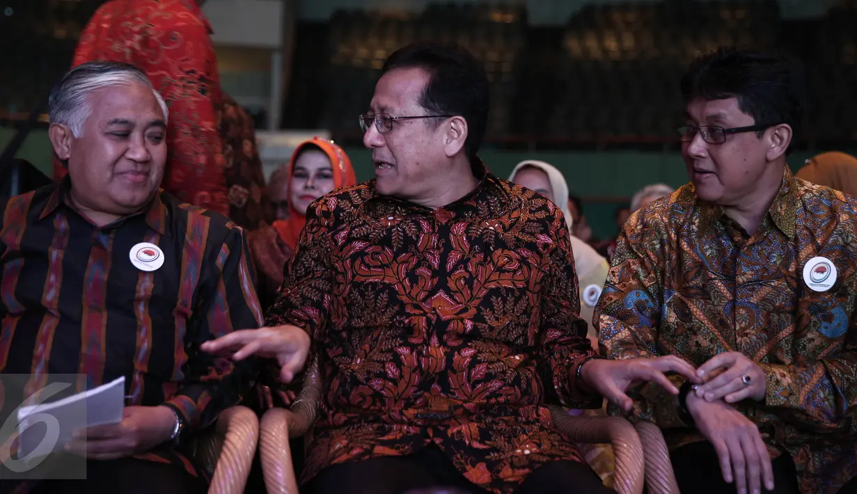 Ketua DPD Irman Gusman (tengah) ketika menghadiri acara Deklarasi PIM di Jakarta Convention Centre, Senayan, Jakarta, Sabtu (21/5). PIM didirikan untuk mengentaskan permasalahan-permasalahan sosial di masyarakat. (Liputan6.com/Faizal Fanani)