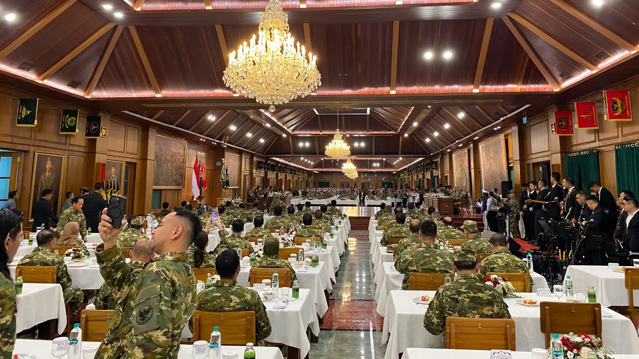 Presiden Prabowo Subianto memimpin makan malam di Ruang Makan Husein, Akademi Militer, Magelang, Jawa Tengah bersama jajaran menteri dan kepala lembaga di Kabinet Merah Putih, Jumat (25/10) malam (Istimewa)