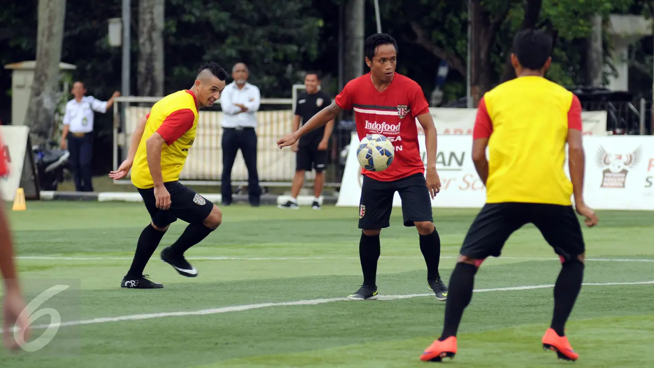 Gelandang Bali United, I Gede Sukadana (tengah)