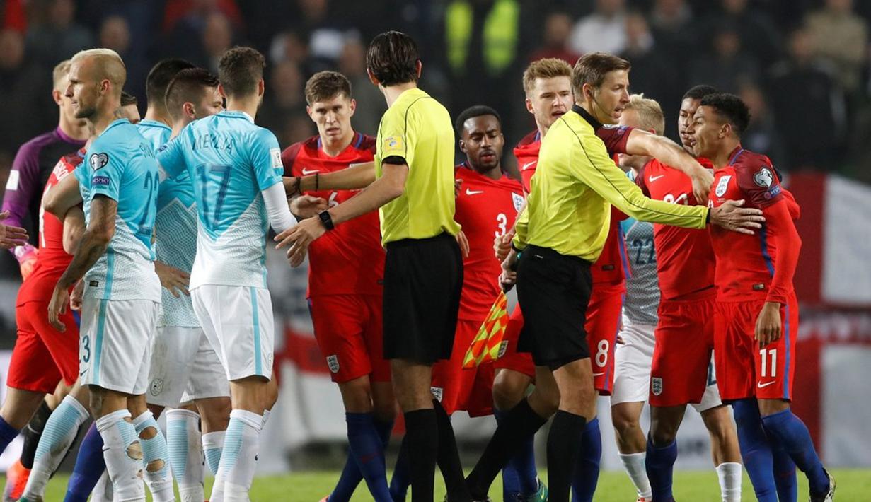 Pemain Inggris bersitegang pemain Slovenia pada laga Grup F Kualifikasi Piala Dunia 2018 zona Eropa, di Stadion Stozice, Ljubljana, Rabu (12/10/2016) dini hari WIB. (Action Images via Reuters/Carl Recine)