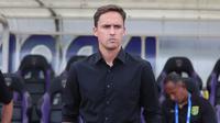 Pelatih kepala Persebaya Surabaya, Paul Munster saat menghadapi Persita Tangerang pada laga pekan ke-25 BRI Liga 1 2023/2024 di Stadion Indomilk Arena, Tangerang, Jumat (23/2/2024). (Bola.com/M Iqbal Ichsan)