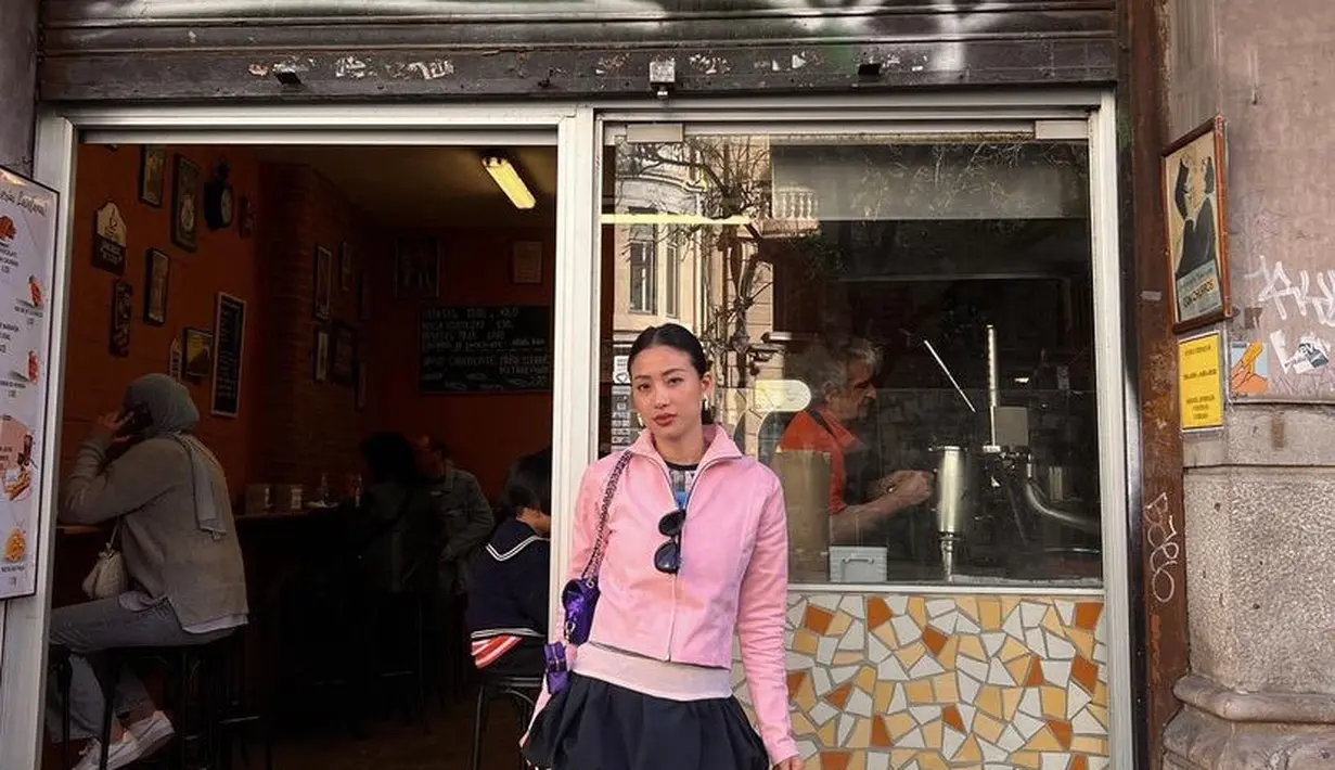 Cissylia Stefani memadukan rok mini cloud hitam dengan menarik mengenakan celana denim panjang serta atasan jaket pink. [@cissylia]