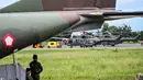 Bantuan bagi korban banjir sedang dimuat untuk dikirim menggunakan helikopter di Pangkalan Tentara Nasional Indonesia (TNI) Angkatan Udara (AU) di Blang Bintang, Provinsi Aceh, pada Minggu 7 Desember 2025. Distribusi bantuan untuk korban bencana banjir bandang dan tanah longsor di Aceh terus dipercepat. (Chaideer MAHYUDDIN/AFP)