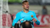 Pemain Barcelona, Gerard Deulofeu melihat ke arah kamera TV setelah mencetak gol ke gawang Real Murcia pada leg pertama 32 besar Piala Raja di stadion Nuevo Condomina, Rabu (25/10). Blaugrana mampu menggilas tuan rumah 3-0. (AP/Ferran Viros)