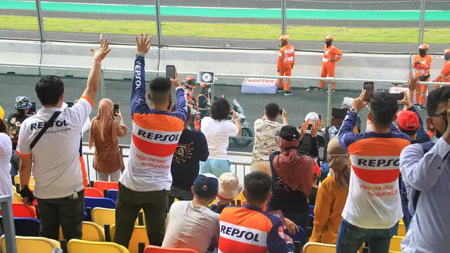 Fans MotoGP Mandalika 2022 berfoto di paddock Marc Marquez