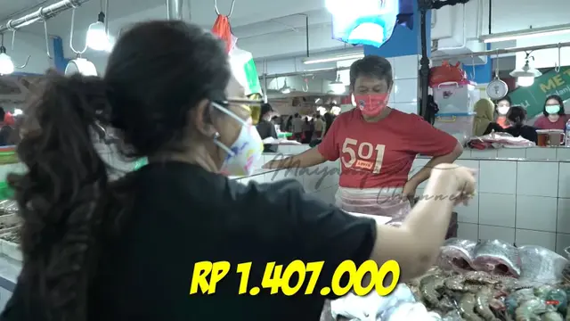 [Fimela] 6 Cantik Potret Mayangsari Saat Belanja ke Pasar Tradisional