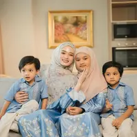 Lihat di sini family photoshoot Inara Rusli pakai baju sarimbit Lebaran dari brand sendiri. [@mommy_starla]