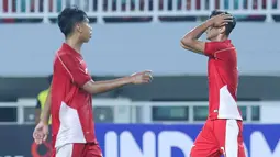 Dony Tri Pamungkas (kanan) tampak kecewa ketika pertandingan Timnas Indonesia U-22 melawan Mali U-22&nbsp;yang dilangsungkan di Stadion Pakansari, Bogor, Jawa Barat, Sabtu (15/11/2025). (Bola.com/M Iqbal Ichsan)