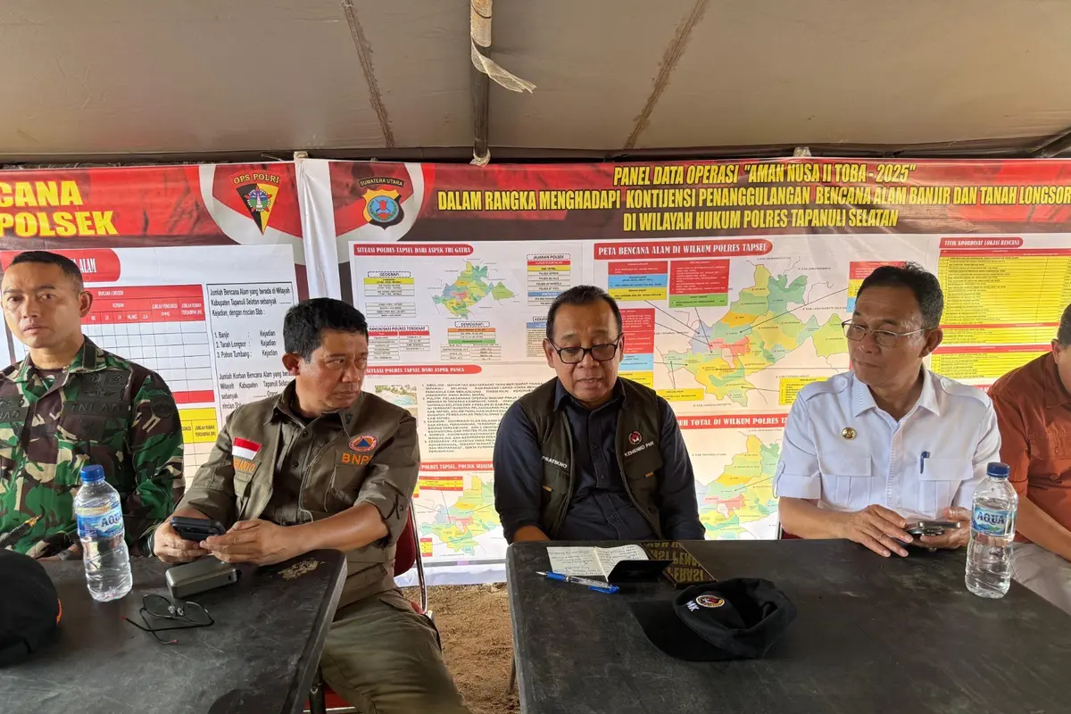 Kepala BNPB Letjen TNI Suharyanto bersama Menteri Koordinator Bidang Pemberdayaan Manusia dan Kebudayaan Pratikno