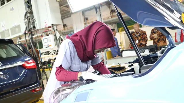 Pekerja Wanita Pabrik Sokon