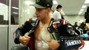 Pembalap Yamaha, Fabio Quartararo memamerkan tubuhnya yang penuh dengan tempelan perban akibat insiden Quartararo yang menabrak motor Marc Marquez pada awal-awal balapan MotoGP Aragon, pekan lalu. (AFP/Toshifumi Kitamura)
