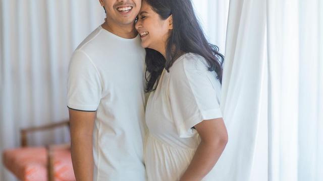 Pemotretan Dadakan, Ini 6 Potret Maternity Shoot Caca Tengker yang Unik