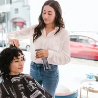 Biolage kini menghadirkan solusi praktis perawatan rambut dan kulit kepala dengan servis Double Cleansing di mitra salon Biolage Indonesia. (Pexels/rodnae production).