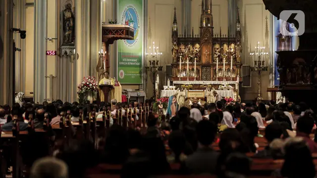 Suasana Khidmat Misa Malam Natal di Gereja Katedral